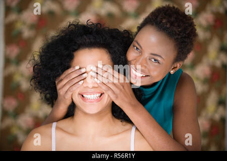 Frau Freunde Augen bedecken Stockfoto