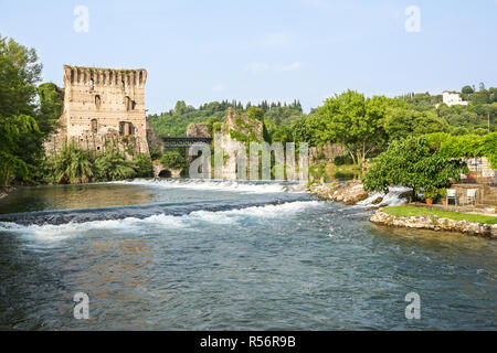 Visconti Brücke von Valeggio sul Mincio in Borghetto mit Reflexionen in der Mincio, Italien. Stockfoto