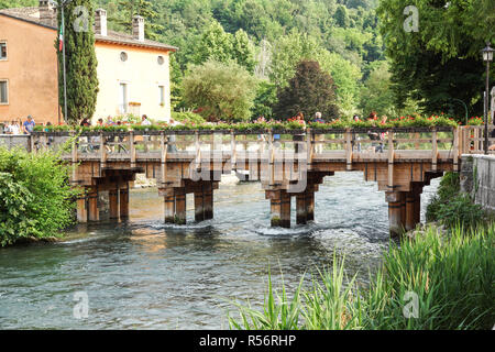 Verona, Italien, 10. November 2018: die Masse der Leute, die in der Holz- Mon Brücke. Stockfoto