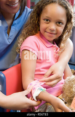 Krankenschwester Mädchen Arm Bandage anziehen Stockfoto