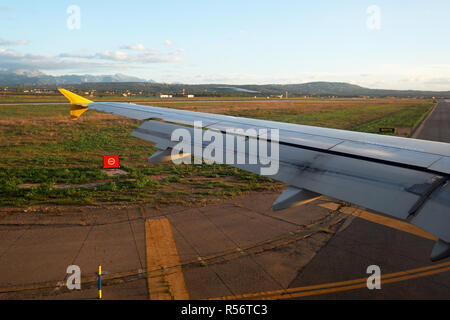 Flugzeug Reiten am Start Streifen im Flughafen, Blick aus dem Flugzeug Fenster. Spanien Stockfoto