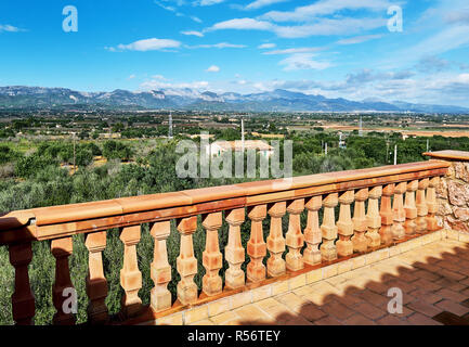 Tal mit Berge und umliegende Landschaft, Blick vom Balkon mit Geländer Zaun. Mallorca, Spanien Stockfoto