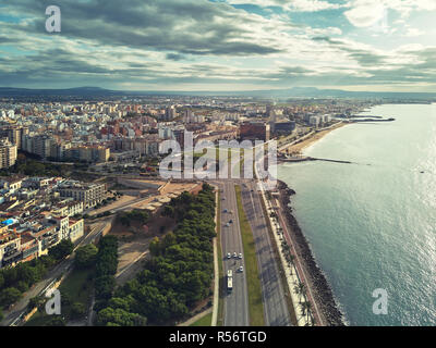 Antenne panorama Palma de Mallorca Stadtbild. Städtische Szene mit Straßen entlang Palmen gesäumten Strandpromenade ruhigen Mittelmeer. Spanien Stockfoto