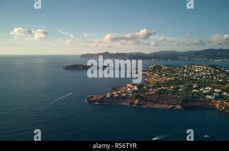 Yachten in der Nähe der Port Adriano, Antenne Panoramablick. Unterhalb der Klippen der kleinen Nachbarschaft von El Toro, Spanien Stockfoto