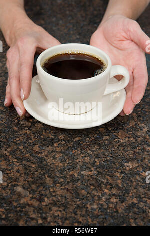 Person halten Kaffee Tasse Stockfoto