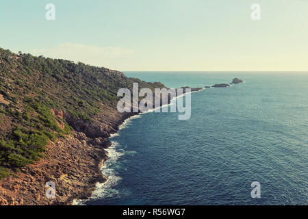 Blick auf Es Ribell oder Cala Sa Marjal Küste in Mallorca oder Mallorca Insel. Blaue Mittelmeer rocky mountain sonniges Wetter. Balearische Inseln Stockfoto