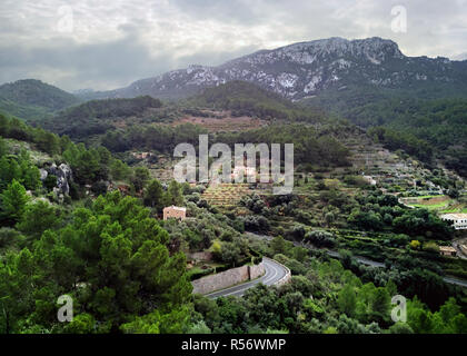 Antenne drone Ausblick auf den kleinen Hügel Banyalbufar Stadt an der Westküste von Mallorca. Durch die Tramuntana Gebirge Spanien Umgeben Stockfoto