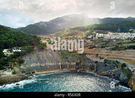 Luftaufnahme der Küstengebiete kleinen Hügel Banyalbufar Stadt an der Westküste von Mallorca. Durch die Tramuntana Gebirge Spanien Umgeben Stockfoto