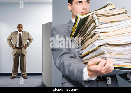 Geschäftsmann, tragen viele Dateien Stockfoto