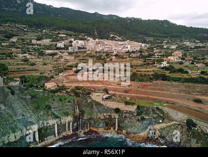 Luftaufnahme der Küstengebiete kleinen Hügel Banyalbufar Stadt an der Westküste von Mallorca. Durch die Tramuntana Gebirge umgeben. Spanien Stockfoto