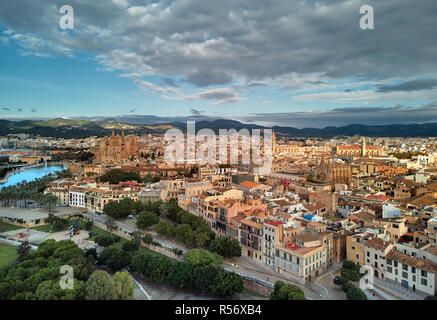 Antenne Panoramablick Mallorca Stadtbild Stadtbild und der berühmten Kathedrale von Palma de Mallorca oder Le Seu. Bewölkt moody Himmel, Berg Tal. Spanien Stockfoto