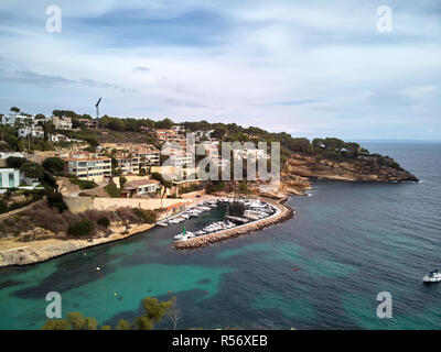 Antenne malerischen Blick auf Cala del Mago in Mallorca. Schöne transparent grün Wasser. Balearen. Spanien Stockfoto