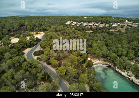 Malerische Bucht mit Grün Klar transparentes Wasser in der Cala del Mago Küste. Hanglage Häuser und Straßen durch den Wald Mallorca Spanien Stockfoto