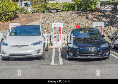 Vielen Tesla Elektroautos Laden bei der Tesla Aufladung station in Culver City, Kalifornien. Stockfoto