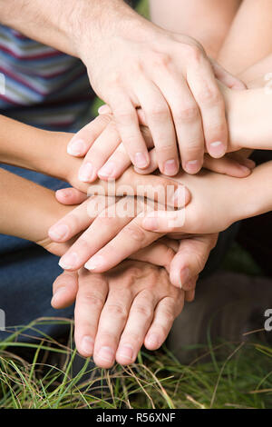 Familie setzen Sie ihre Hände zusammen Stockfoto