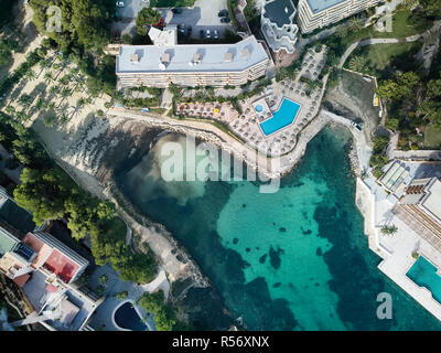 Mallorca, Spanien - 5 November, 2018: Luxus Apartments und Hotel mit Swimmingpool und Liegestühlen an der Küste von Cala Vinyes , grün transparent ... Stockfoto