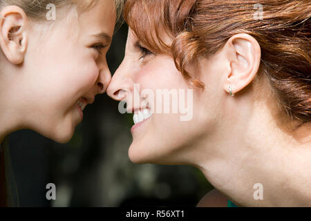 Mutter und Tochter von Angesicht zu Angesicht Stockfoto