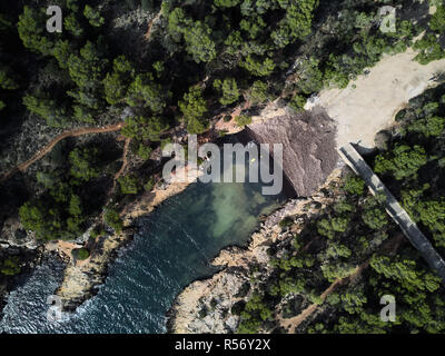 Cap Falco Strand mit türkisblauen Wasser und Grün transparent an der felsigen Küste, Blick direkt von oben. Antenne drone Ansicht Fotografie. Mallorca oder Mallorca I Stockfoto