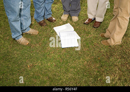 Fünf Studenten standen im freien Stockfoto