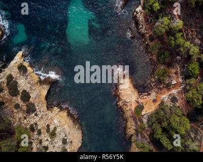 Cap Falco Strand mit türkisblauen Wasser und Grün transparent an der felsigen Küste, Blick direkt von oben. Antenne drone Fotografie. Mallorca oder Mallorca Insel Stockfoto