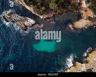 Cap Falco Strand mit türkisblauen Wasser und Grün transparent an der felsigen Küste, Blick direkt von oben. Antenne drone Fotografie. Mallorca oder Mallorca Insel Stockfoto