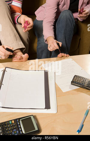 Zwei Studentinnen ihre Zehennägel lackieren Stockfoto