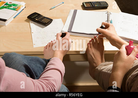 Zwei Studentinnen ihre Zehennägel lackieren Stockfoto