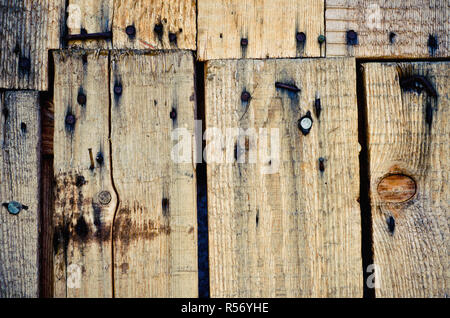 Holz- wand mit rostigen Nägeln Stockfoto