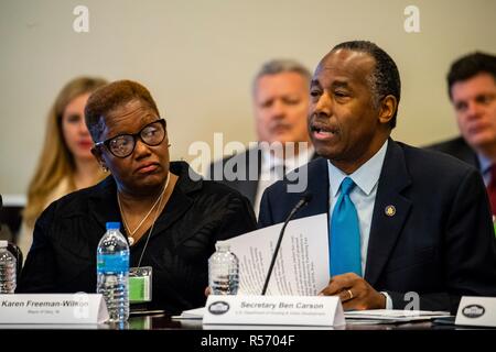 Us-Staatssekretär für Wohnungswesen und Stadtentwicklung Ben Carson spricht während des Weißen Hauses Roundtable Gehäuseerschwinglichkeit November 16, 2018 in Washington, DC. Stockfoto