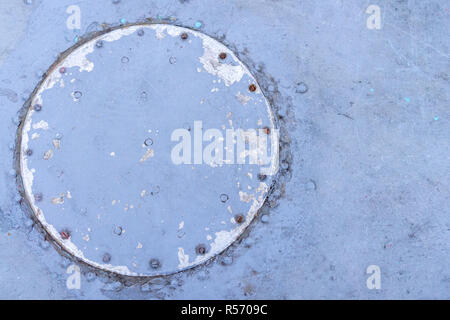 Closeup rostiges Metall, Abstract grunge korrodierte Stahl Hintergrund, Retro Vintage metallischen Hintergrund, Bügeleisen Oberfläche mit schäbigen Risse im Lack und sc Stockfoto