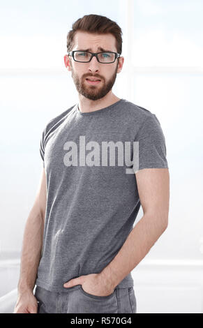 Moderner junger Mann in einem grauen T-Shirt Stockfoto