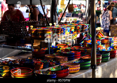 Keramik, Becher und Schalen für den Verkauf in einem Markt in Port de Pollenca, Mallorca Stockfoto