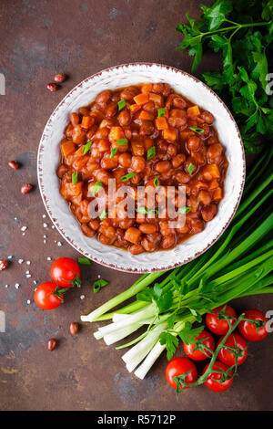 Geschmorte rote Bohnen mit Karotte in pikanter Tomatensauce. Stockfoto