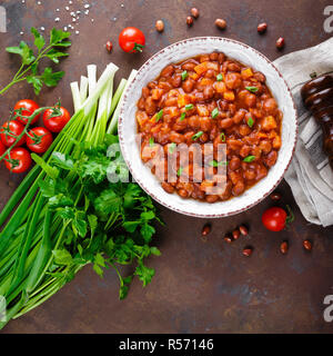 Geschmorte rote Bohnen mit Karotte in pikanter Tomatensauce. Stockfoto