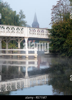 Am frühen Morgen Themse, Whitchurch Brücke, in der Nähe von Aylesbury-on-Thames, Reading, Berkshire, Oxfordshire, England, UK, GB Stockfoto