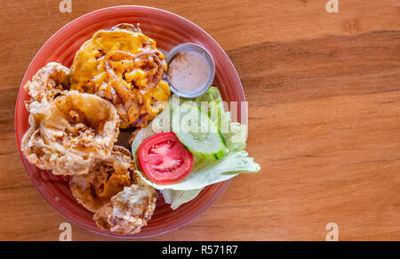 Cheeseburger mit handgefertigten Zwiebelringe Stockfoto