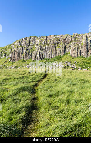 Fußweg durch Gras und bis hin zu einer steilen Klippe, Garrafad, Isle of Skye, Innere Hebriden, Schottland, Großbritannien Stockfoto