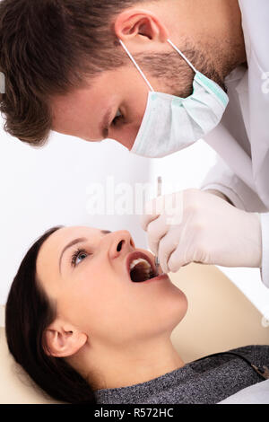 Nahaufnahme der Zahnarzt die Zähne untersuchen junge Frau in der Klinik Stockfoto