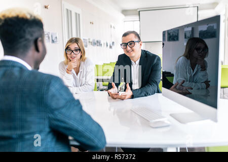 Paar treffen Unternehmer im Büro Stockfoto