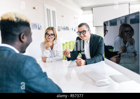 Paar treffen Unternehmer im Büro Stockfoto