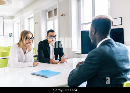 Lächelnd Anwalt, Makler oder Finanzberater handshaking junges Paar danken für Beratung, Versicherungsmakler oder Bank worker und tausendjährigen Kunden sh Stockfoto