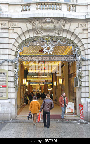 PARIS, Frankreich - Januar 07: Arkaden des Champs Elysees in Paris am Januar 07, 2010. Menschen zu Fuß im Einkaufszentrum Passage in Paris, Frankreich. Stockfoto