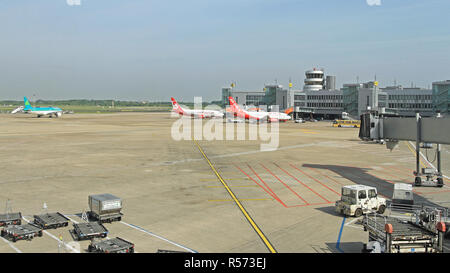 Düsseldorf, Deutschland - Mai 06: angedockte Flugzeuge am Flughafen Düsseldorf am 06.Mai 2011. Air Berlin Flugzeuge auf der Rampe in Düsseldorf, Deutschland. Stockfoto