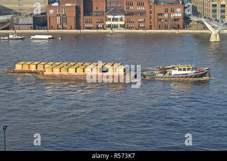 LONDON, GROSSBRITANNIEN, 21. JANUAR 2011: Tugboat und Container Barge an der Themse. Liefer- Kommunale Muell zu Abfall Management Facility, Londo Stockfoto