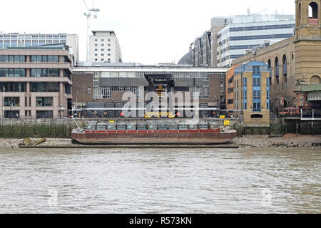 LONDON, GROSSBRITANNIEN, 15. Oktober 2010: Container Barge und Abfallwirtschaft an walbrook Wharf. Kommunale Muell Dock in Dowgate bei Thames River, Stockfoto