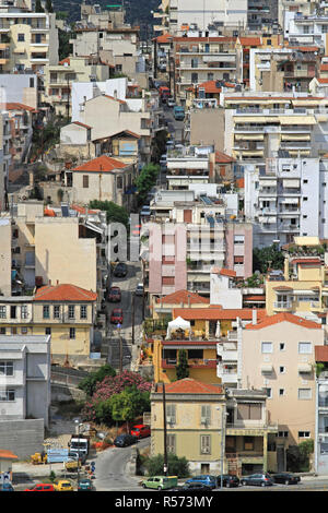 KAVALA, Griechenland - Juni 28: Wohnviertel in Kavala am 28. Juni 2011. Luftbild von Gebäuden und Straßen in Kavala, Griechenland. Stockfoto