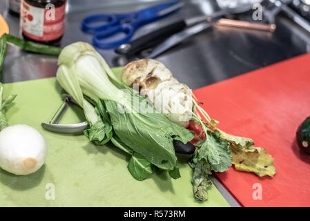 Pak Choi Zweig in einer Küche im Wok zu verwenden. Stockfoto