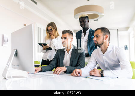 Business Menschen Team arbeiten im Board Room im Büro innen arbeiten. Menschen helfen, einer Ihrer Kollegen neue Business Plan zu beenden. Stockfoto