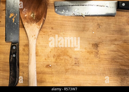 Stahl Küche Messer und Löffel aus Holz. Stockfoto