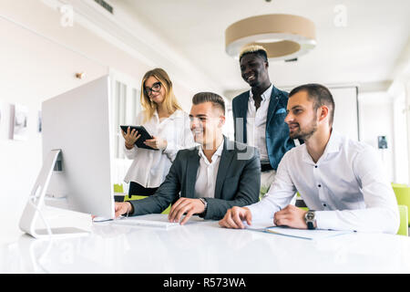 Business Menschen Team arbeiten im Board Room im Büro innen arbeiten. Menschen helfen, einer Ihrer Kollegen neue Business Plan zu beenden. Stockfoto